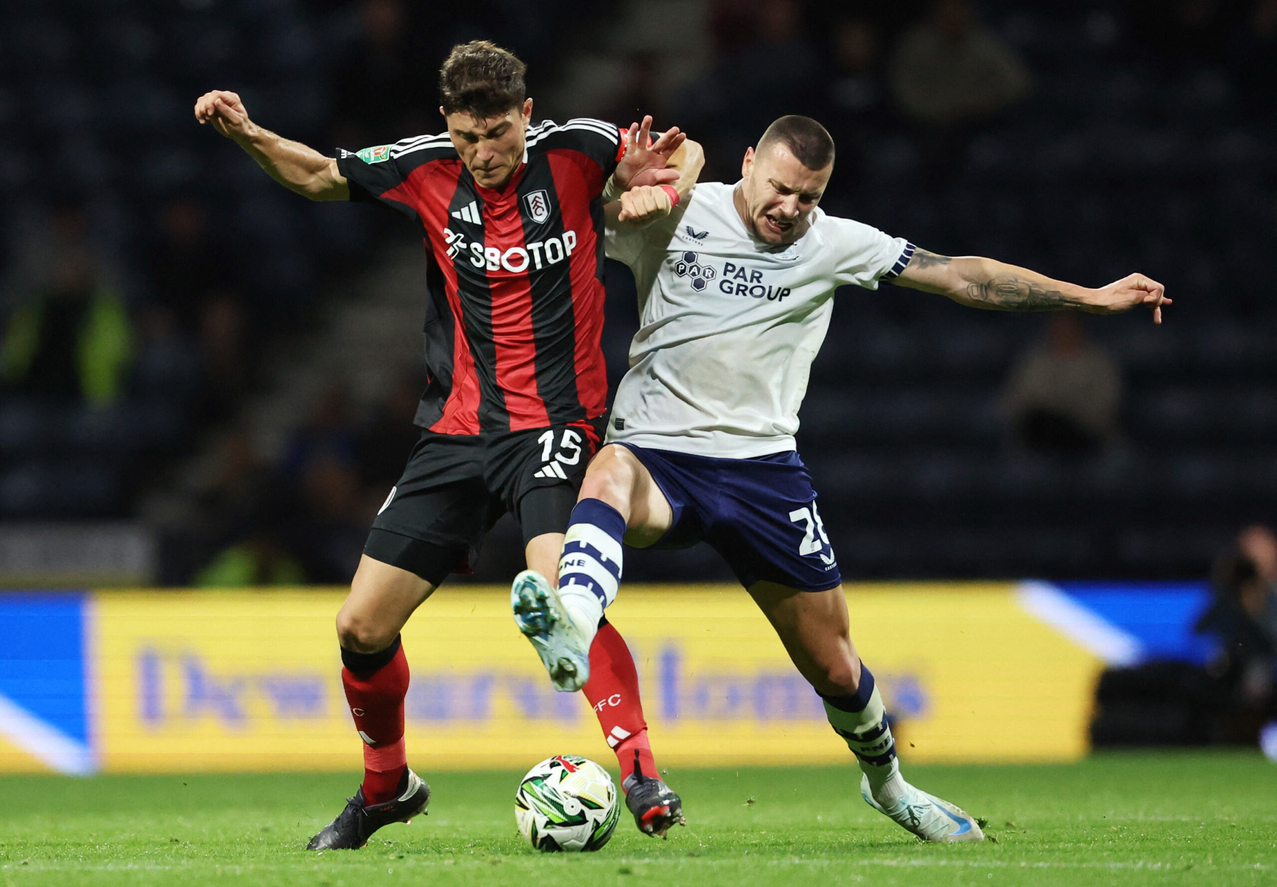 Jorge Cuenca (Fulham) i Milutin Osmajić (Preston)/Foto REUTERS