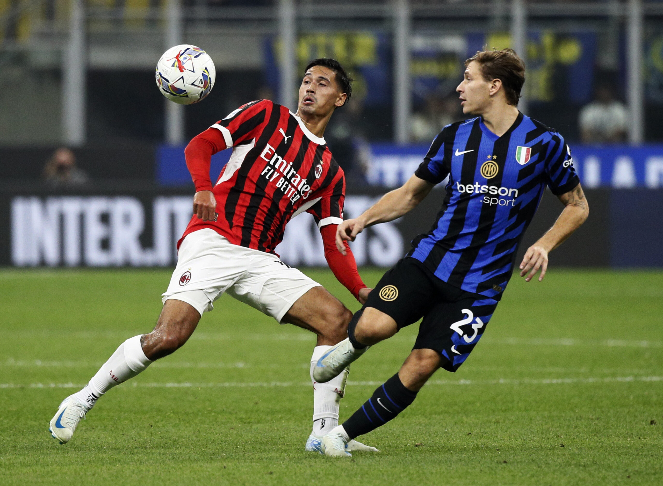 Tijjani Reijnders (Milan) i Nicolo Barella (Inter)/Foto REUTERS