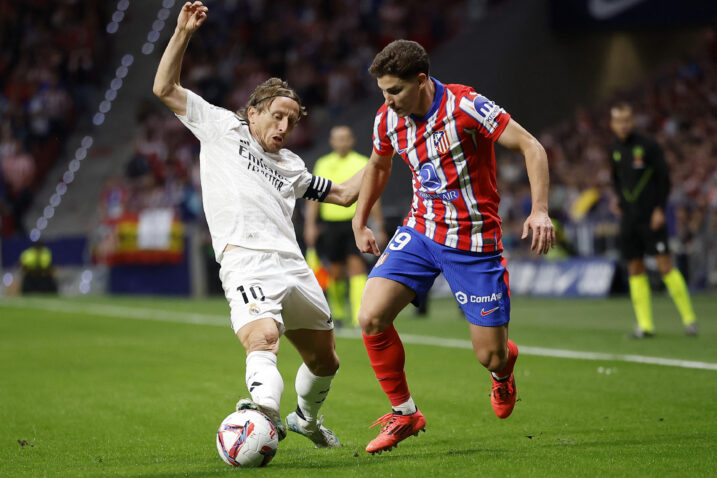 Luka Modrić i Julian Alvarez tijekom madridskog derbija/Foto REUTERS