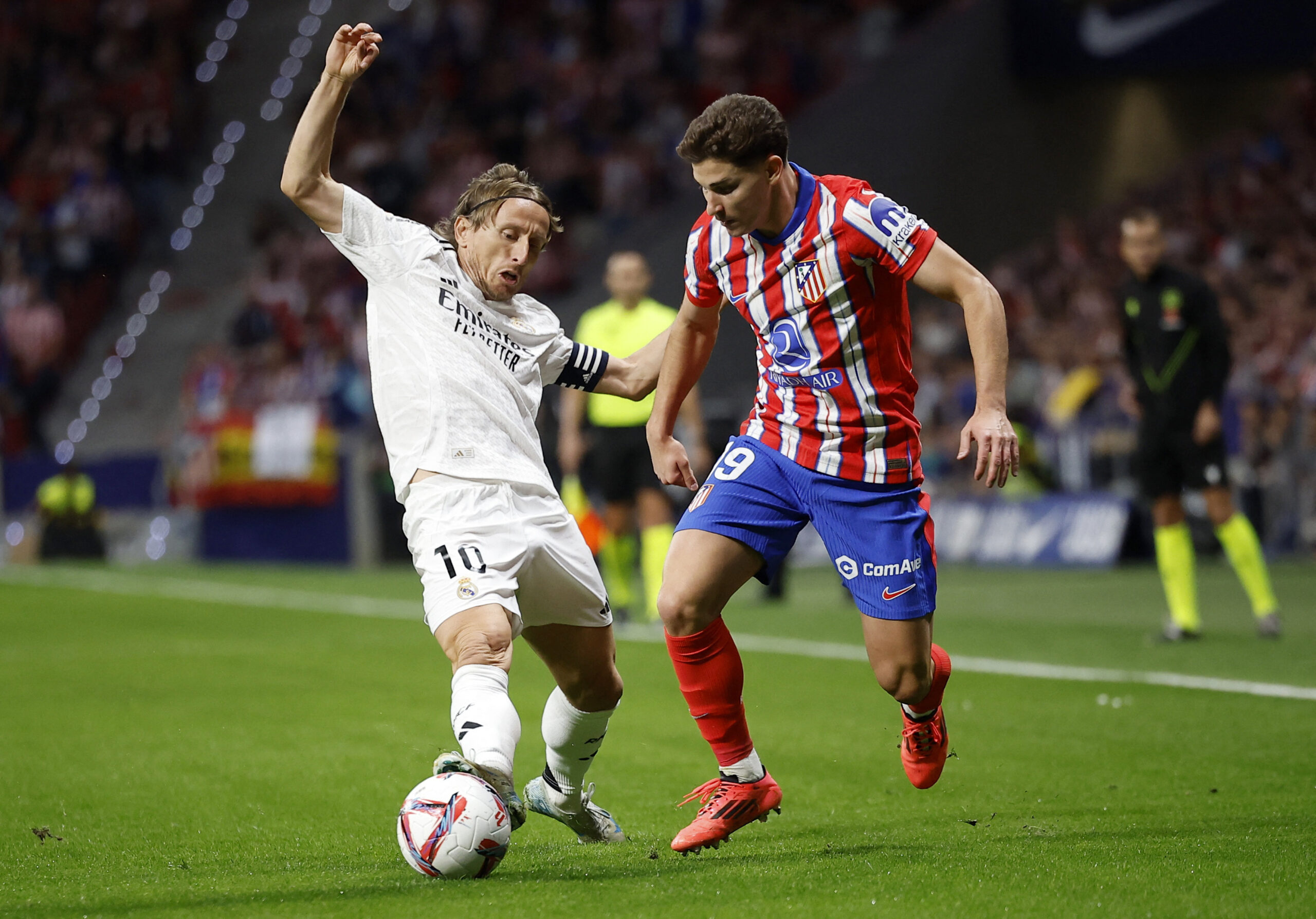 Luka Modrić i Julian Alvarez tijekom madridskog derbija/Foto REUTERS