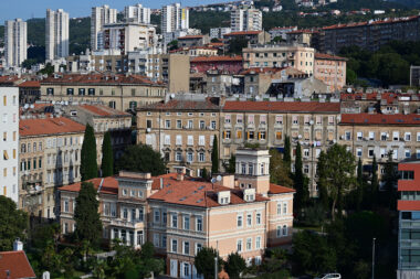 U gradovima su učestalije kupoprodaje stanova, dok su kupoprodaje građevinskog zemljišta učestalije izvan većih naselja, na otocima i zaobalju / Foto V. KARUZA