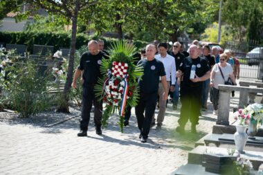 Druženje hrvatskih branitelja - polaganje vijenaca na spomen-obilježju poginulim braniteljima na groblju u Jelenju / Foto OPĆINA JELENJE