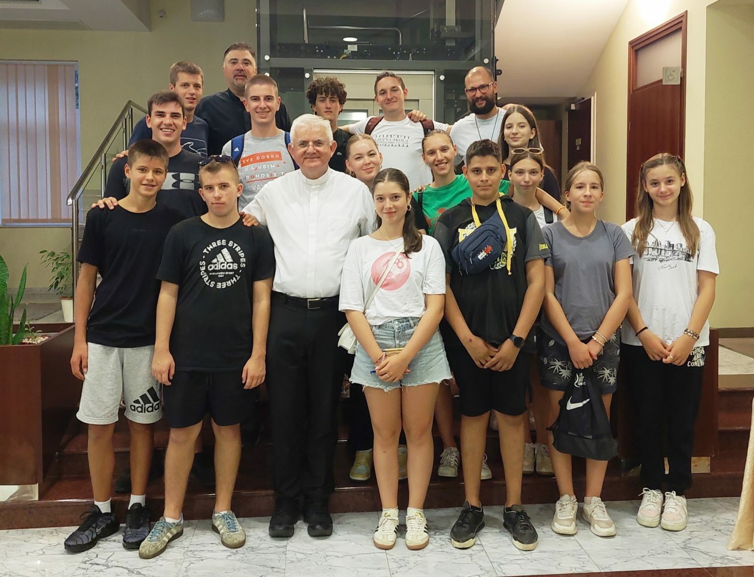 Riječki nadbiskup Mate Uzinić i generalni vikar Riječke nadbiskupije Mario Tomljanović susreli su se u Nadbiskupskom ordinarijatu s petnaest polaznika Oratorija za srednjoškolce / Foto Riječka nadbiskupija