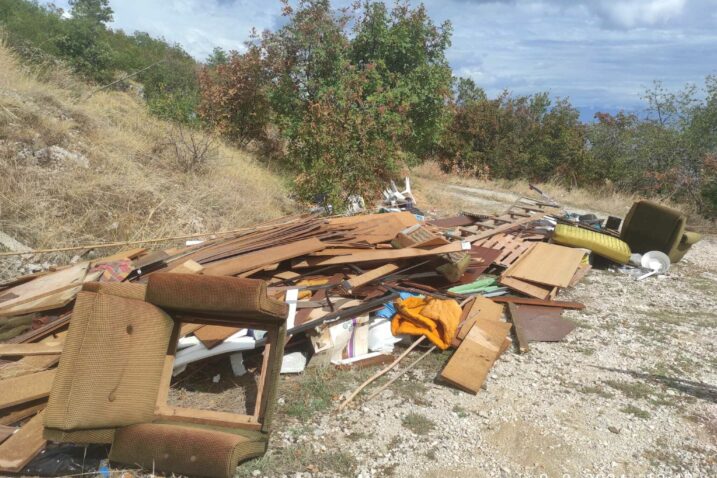 Općina Mošćenička Draga ima odlično organiziran sustav zbrinjavanja otpada, ali ovakvih slika ima i dalje / Foto OPĆINA MOŠĆENIČKA DRAGA