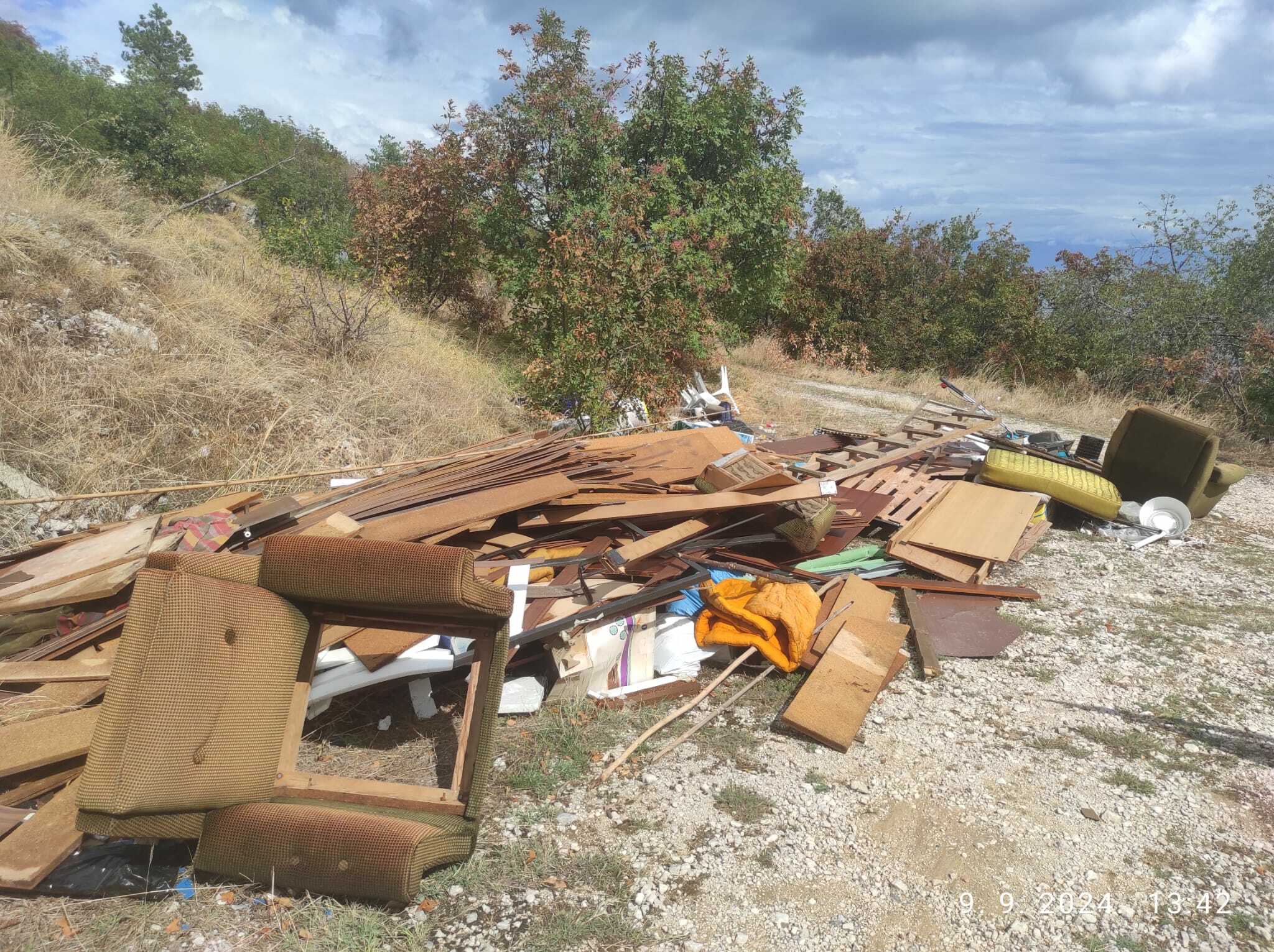 Općina Mošćenička Draga ima odlično organiziran sustav zbrinjavanja otpada, ali ovakvih slika ima i dalje / Foto OPĆINA MOŠĆENIČKA DRAGA