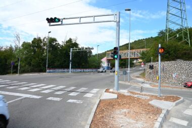 Postavljeni u svibnju, proradili u rujnu - semafori na Škurinjskoj cesti / Foto Milan ĐEKIĆ