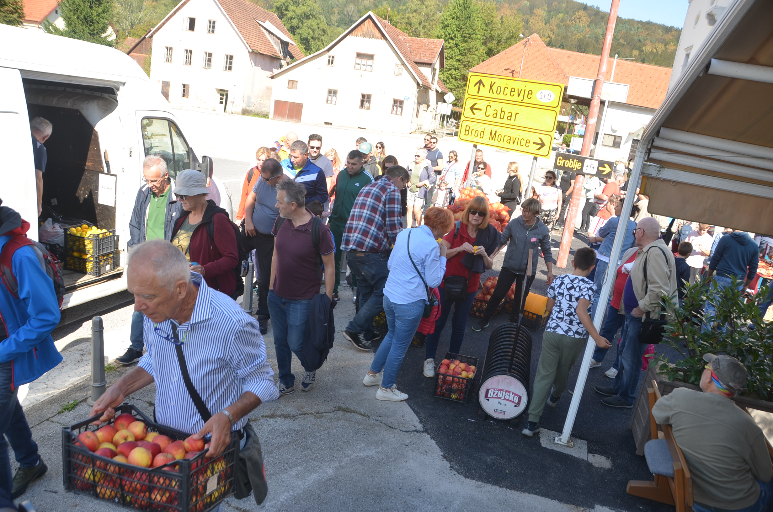 Prekrasan posljednji dan ljeta privukao je u Brod na Kupi lijepi broj ljudi na "feštu od jabuka" / Foto M. KRMPOTIĆ