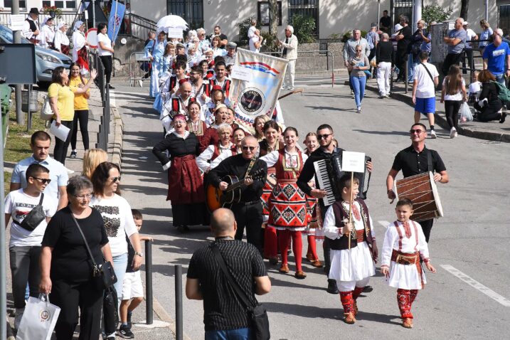 Na smotri KUD-a Izvor domaći, ali i gosti iz Slovenije i BiH / Snimio Sergej DRECHSLER