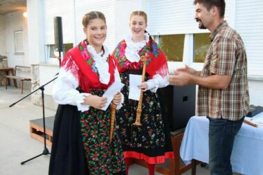 Adrijana i Klara Bajčić primile su nagradu iz ruku Darka Dujmovića, tajnika Udruge sopaca otoka Krka / Foto M. TRINAJSTIĆ