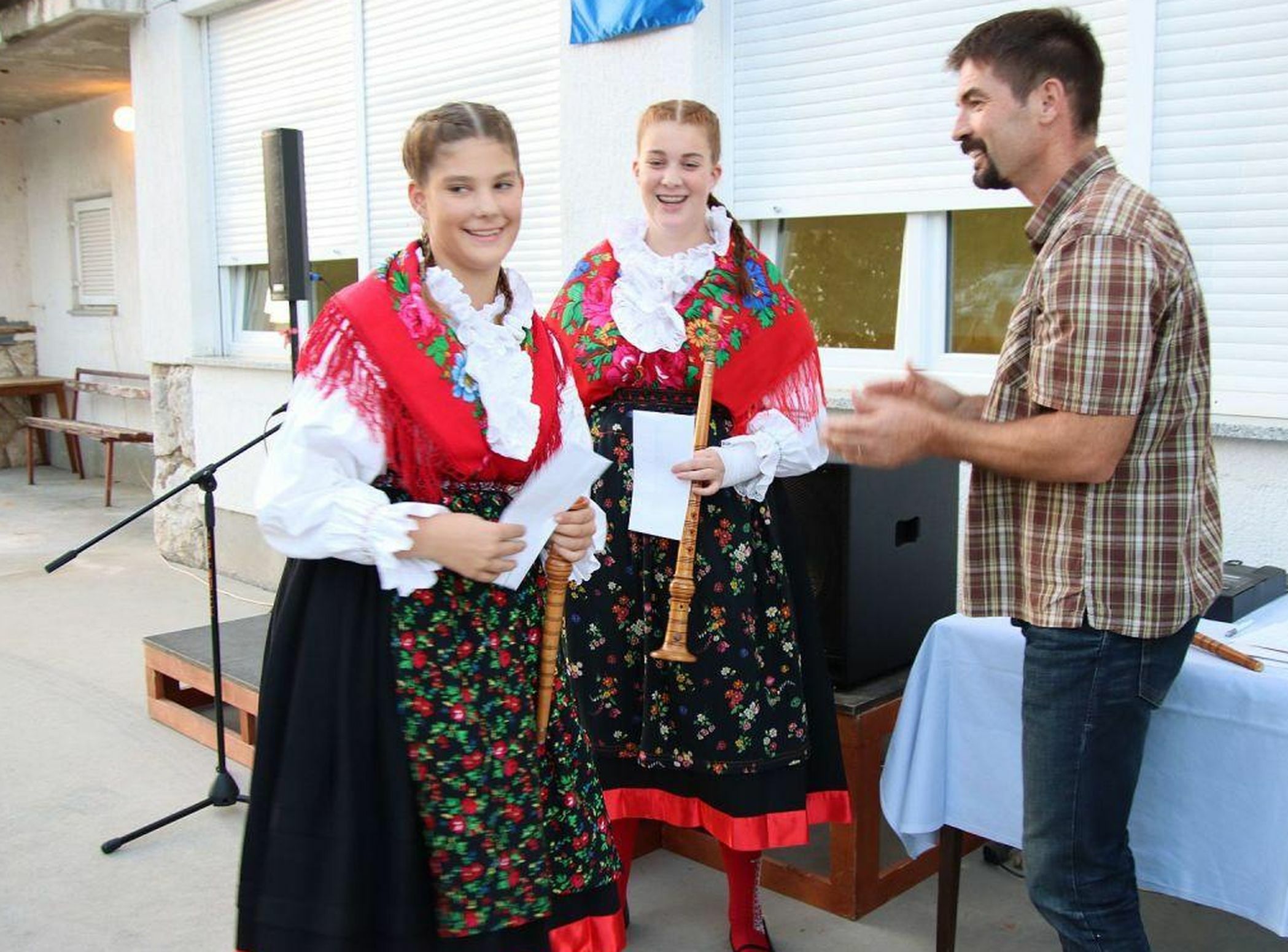 Adrijana i Klara Bajčić primile su nagradu iz ruku Darka Dujmovića, tajnika Udruge sopaca otoka Krka / Foto M. TRINAJSTIĆ