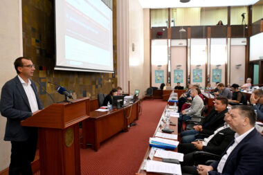 Od početka mandata ne kontrolira gradski parlament - gradonačelnik Marko Filipović pred vijećnicima / Snimio Vedran KARUZA