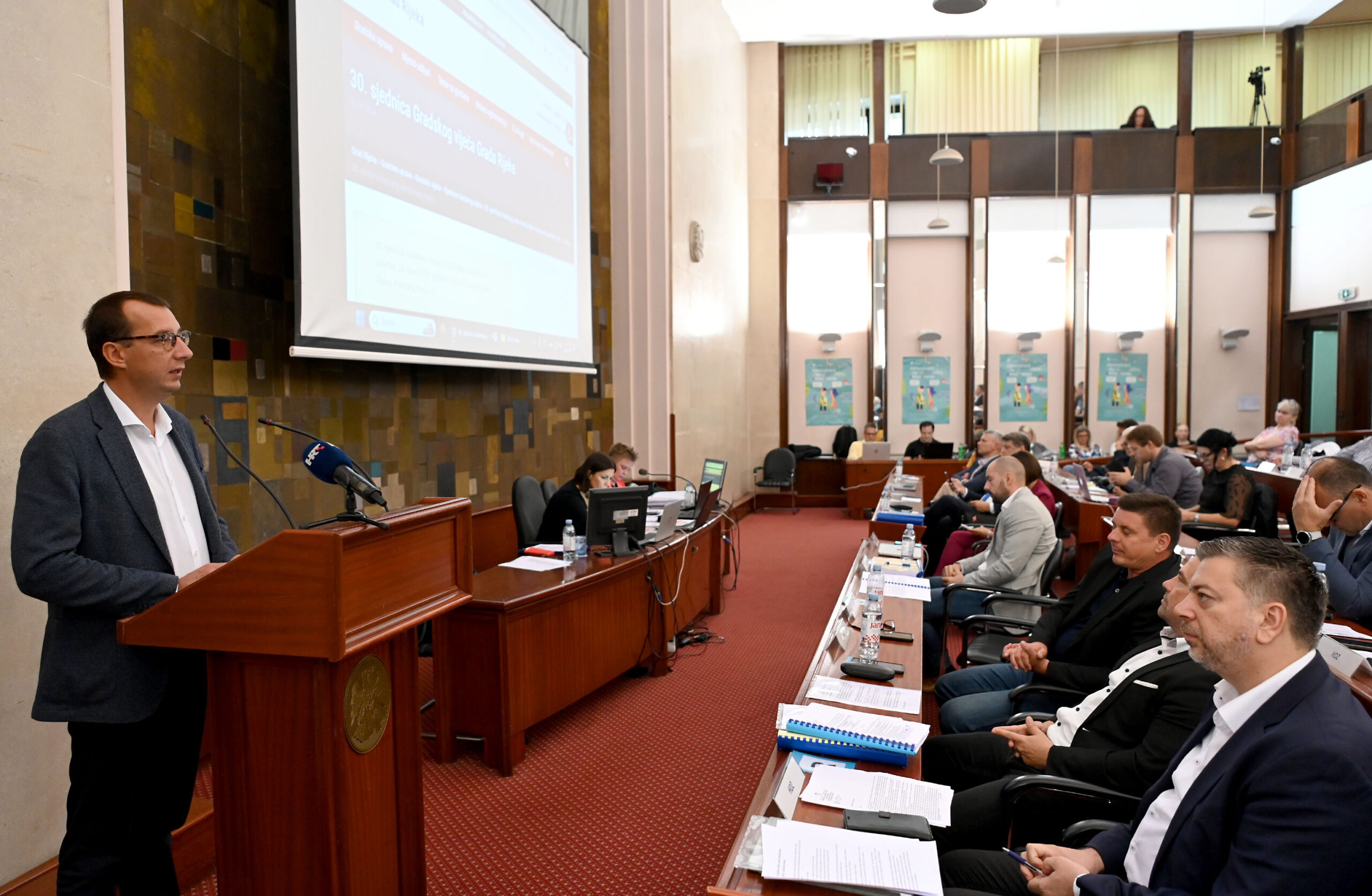 Od početka mandata ne kontrolira gradski parlament - gradonačelnik Marko Filipović pred vijećnicima / Snimio Vedran KARUZA