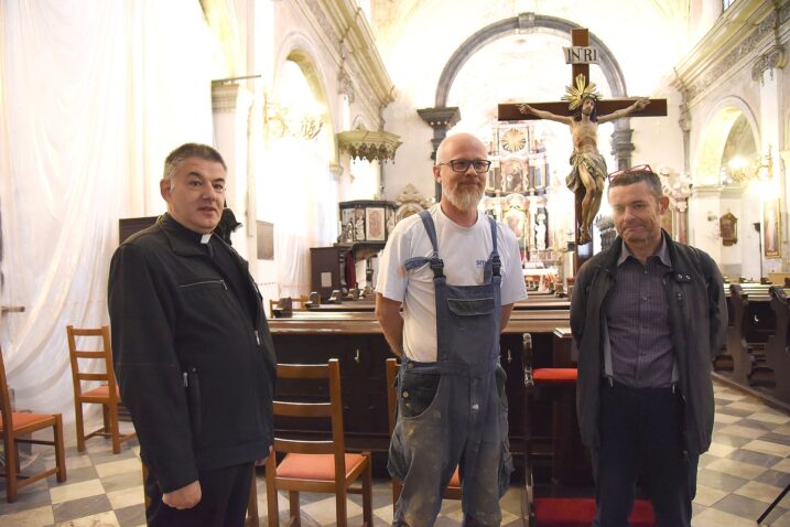 Župnik Sanjin Francetić, restaurator Grzegorz Jan Rodak i konzervator Željko Bistrović / Foto Sergej Drechsler