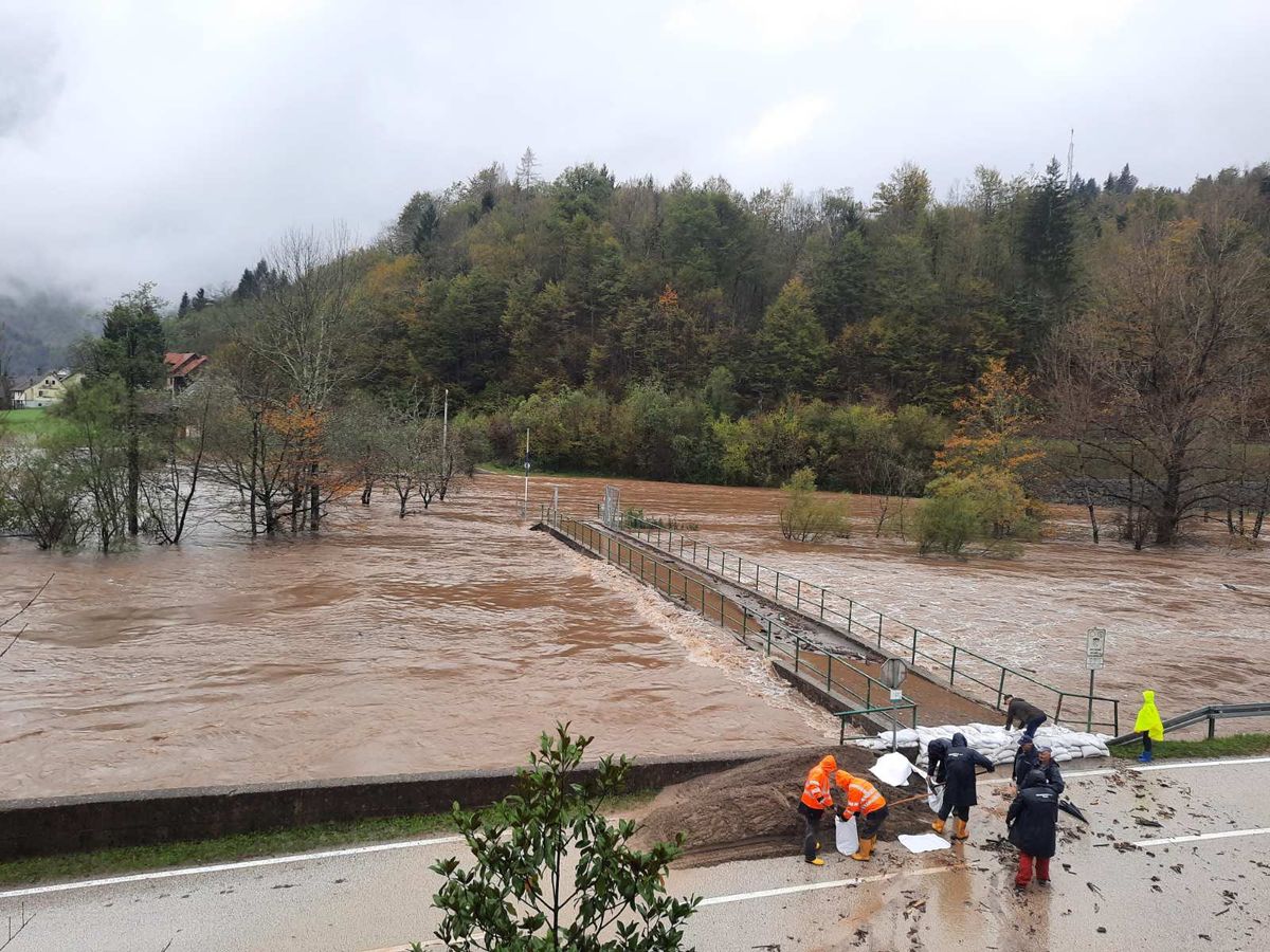 Evo kako je to izgledalo prošle godine na mostu koji veže Hrvatsko i Osilnicu. Kupa je narasla skoro do pet metara i nosila sve pred sobom