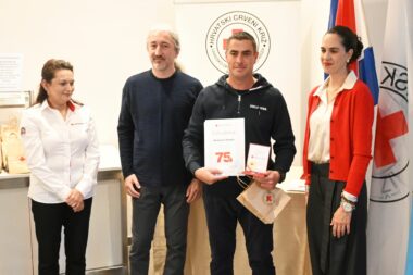 Renata Žugić, Hrvoje Sepčić, Stjepan Marijanović (75 puta dao krv) i Ana Kučić