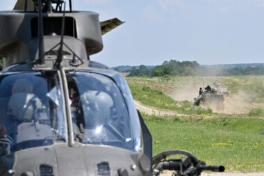 Sa zajedničke obuke Tenkovske bojne Kune i 393. eskadrile helikoptera 93. krila HRZ-a / Foto MORH/ T. Brandt