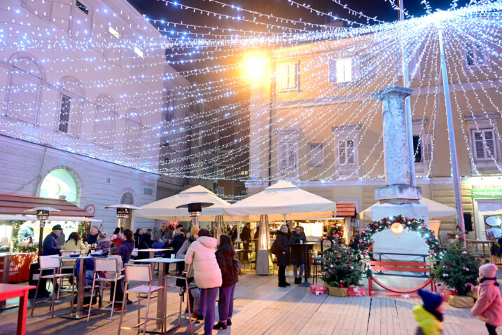 Trg Riječke rezolucije mogao bi biti jedino mjesto s adventskim ugođajem u Rijeci / Foto ARHIVA NL