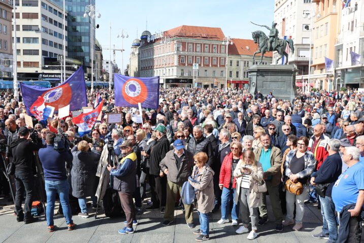 Umirovljenici su na prosvjedu isticali teške životne uvjete i siromaštvo u kojem žive / Foto PATRIK MAČEK/PIXSELL