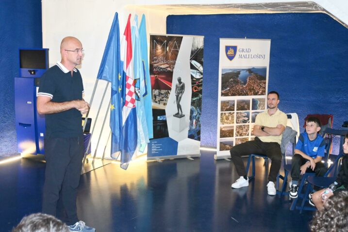 Ivan Ljubičić pred lošinjskim sportašima / Foto B. PURIĆ