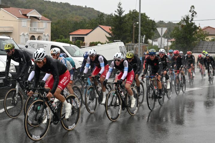 Peloton je imao teške uvjete prolazeći kroz Saršone/Foto V. KARUZA