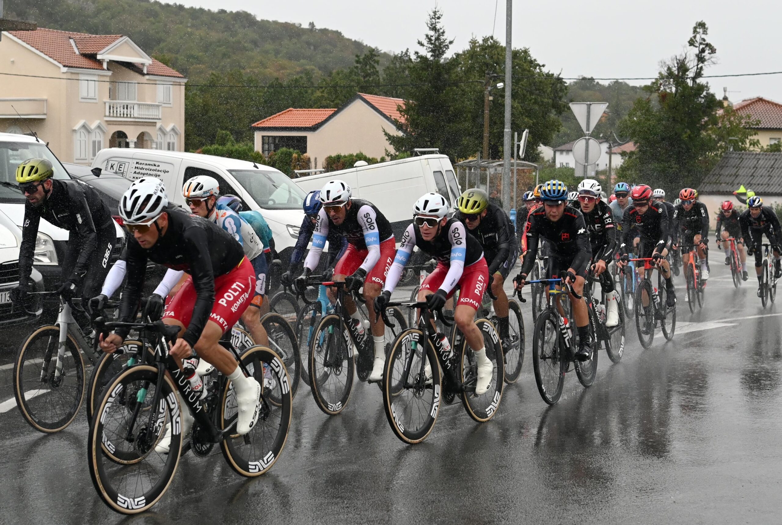 Peloton je imao teške uvjete prolazeći kroz Saršone/Foto V. KARUZA