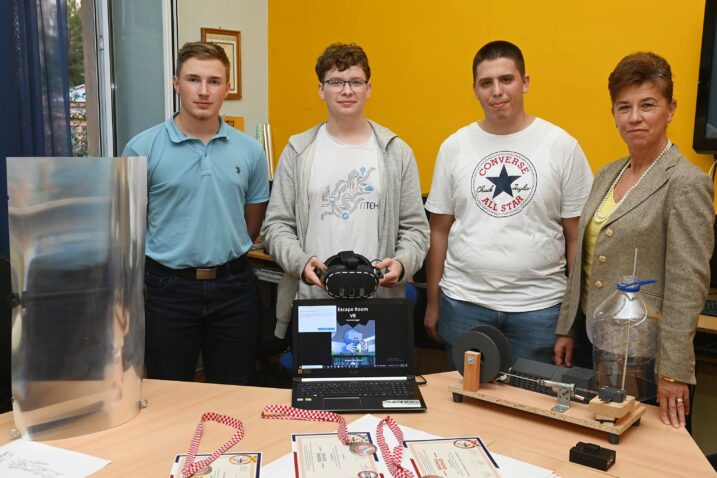 Lovro Mraović, Dominik Rogić i Gabrijel Majstorović s profesoricom i mentoricom Ružicom Kamenjašević / Foto: Marko Gracin