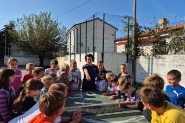 Tamara Ramić prezentira stolni tenis u Selcu / Foto STK CRIKVENICA