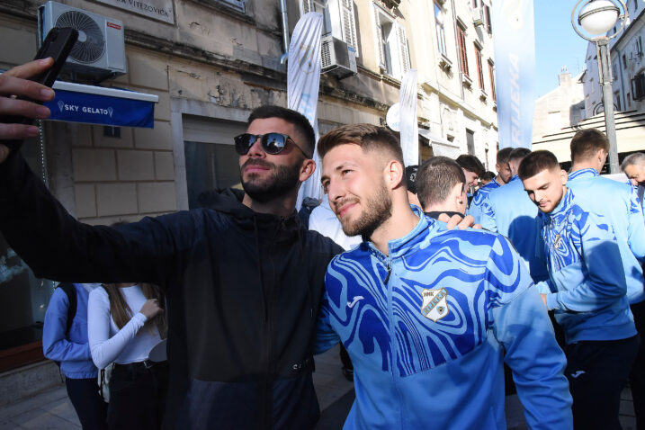 Marco Pašalić spremno je pozirao navijaču za zajednički "selfi"/Foto S. DRECHSLER