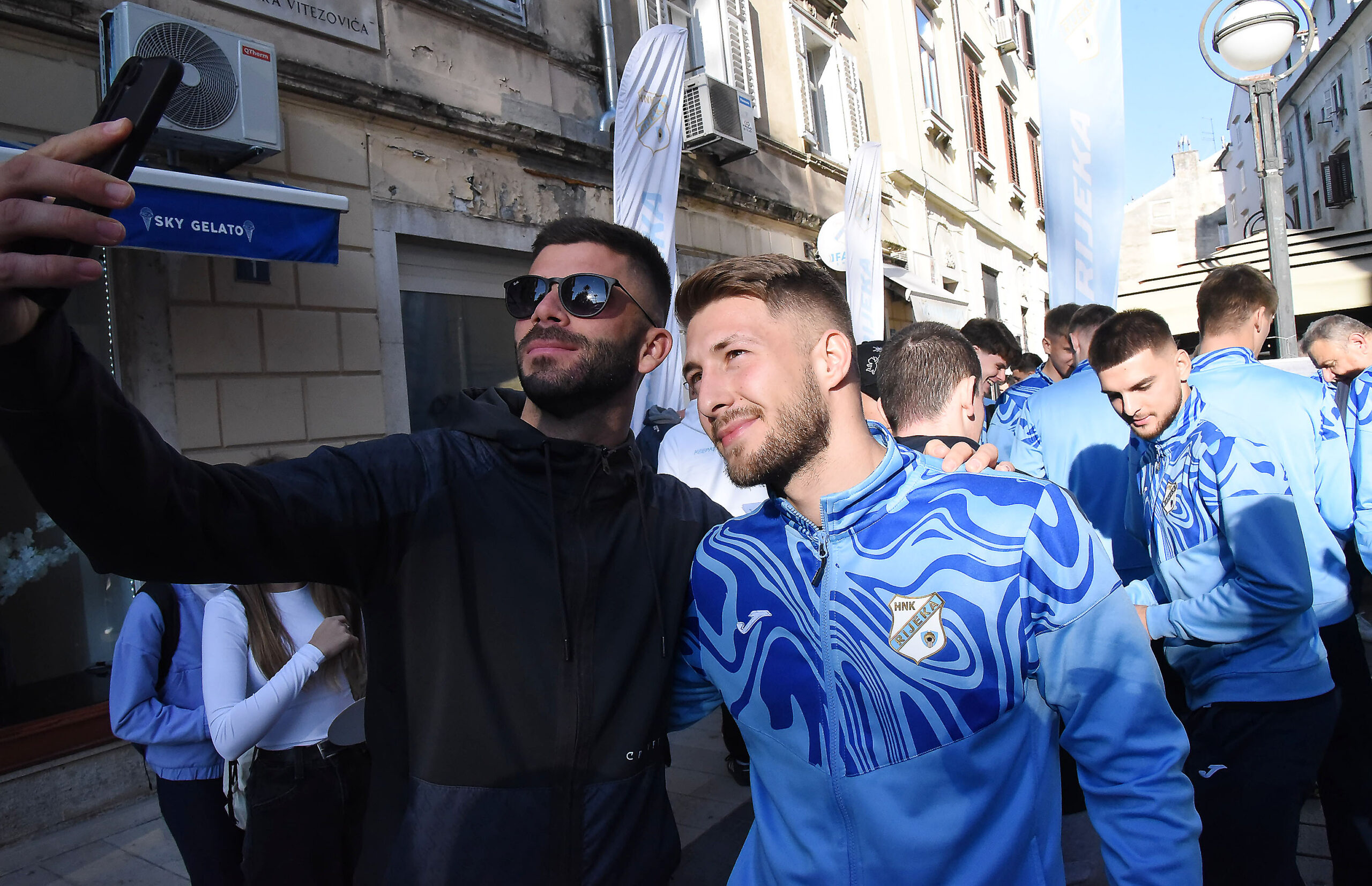 Marco Pašalić spremno je pozirao navijaču za zajednički "selfi"/Foto S. DRECHSLER