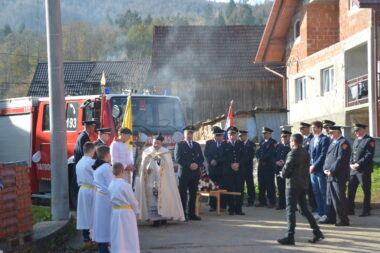 Primopredaja vatrogasnog vozila u mjestašcu Plešce / Foto M. KRMPOTIĆ