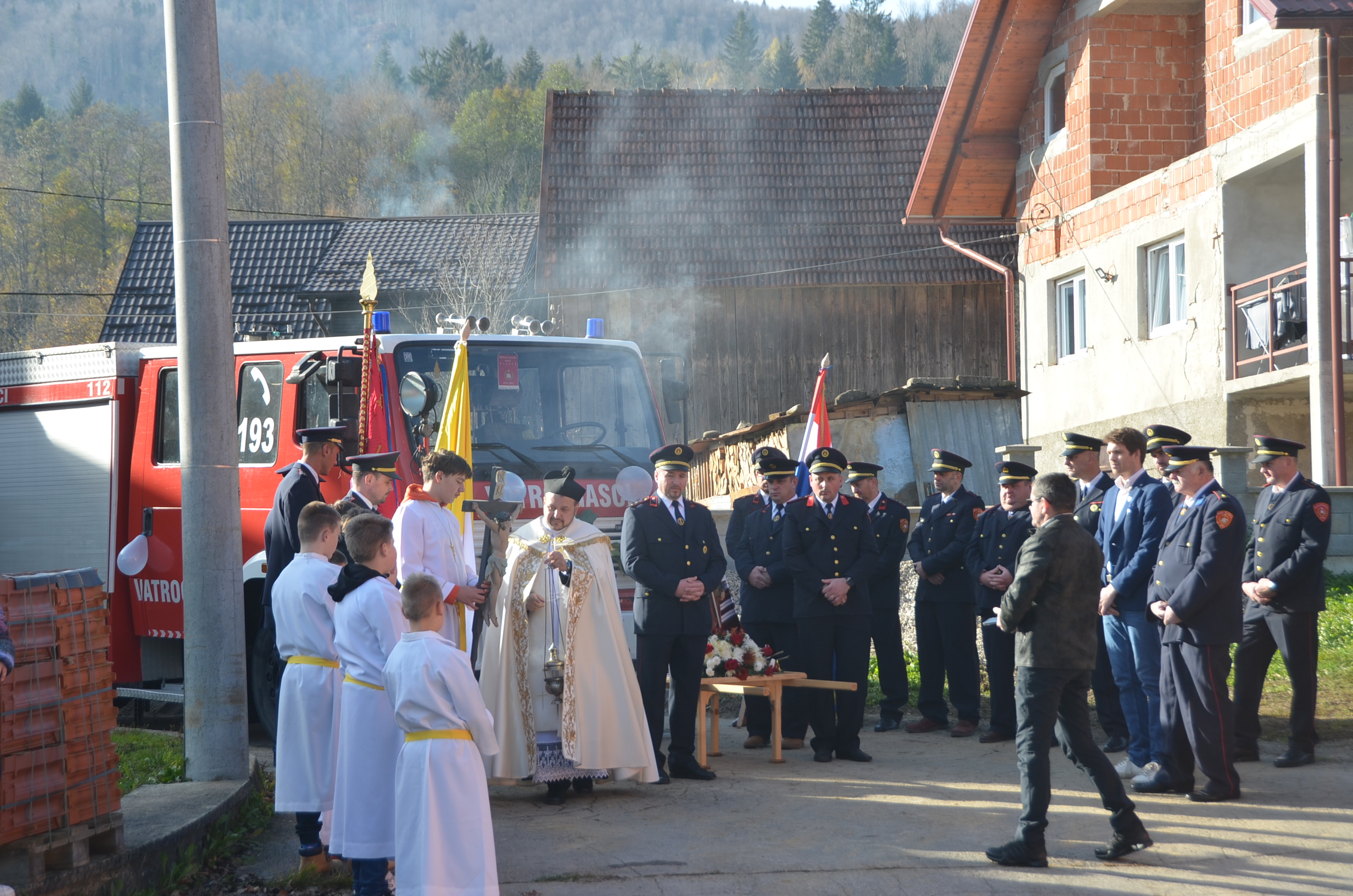 Primopredaja vatrogasnog vozila u mjestašcu Plešce / Foto M. KRMPOTIĆ