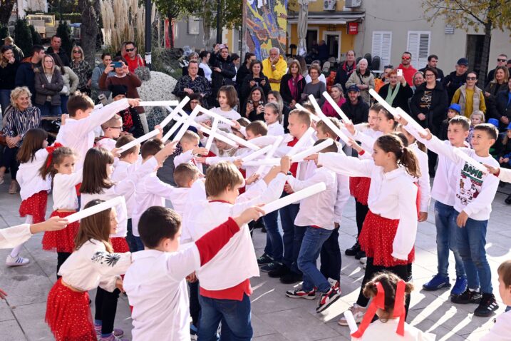 Učenici Područne škole Selce nastupili su u prigodnom programu na selačkoj Harmici / Foto: Marko Gracin