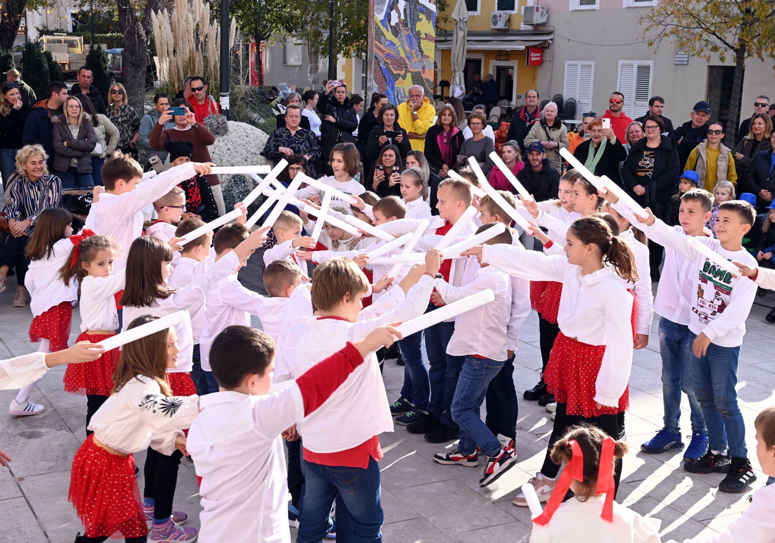 Učenici Područne škole Selce nastupili su u prigodnom programu na selačkoj Harmici / Foto: Marko Gracin