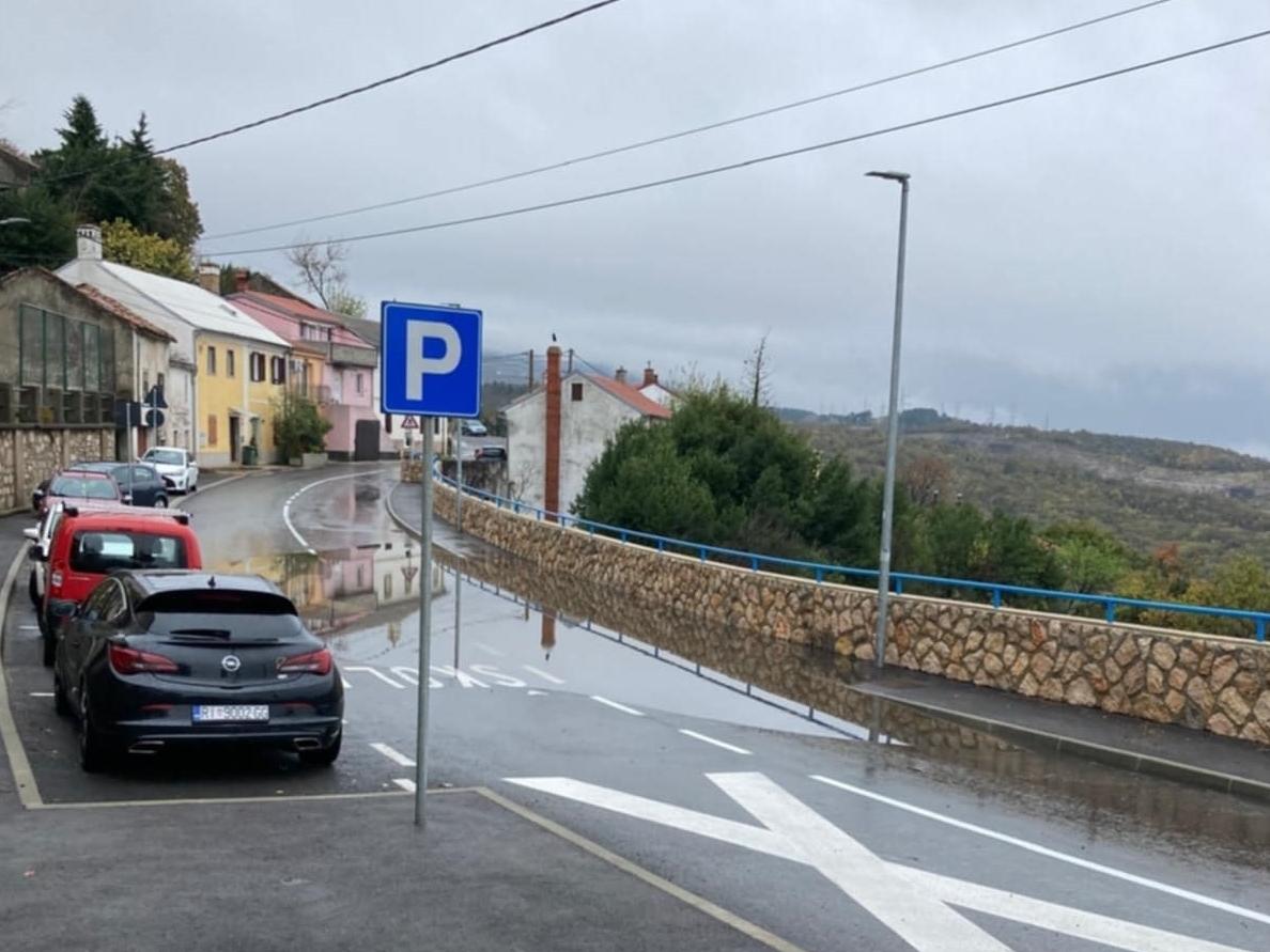 Padaline se zadržavaju na cesti / Foto ČITATELJ