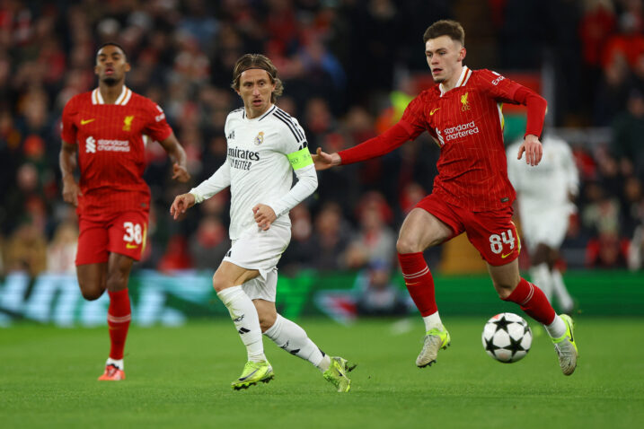 Luka Modrić i Conor Bradley/Foto REUTERS