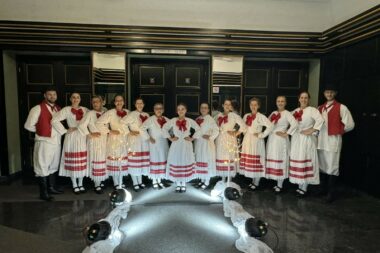 Članice i članovi Folklorne sekcije KUD-a Delnice u novim nošnjama / Foto I. Pleše