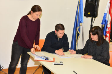 Brojanje glasova (Barbara Fornarić, Marko Ferlora i Karmen Surdić Benvin) / Foto: Walter Salković