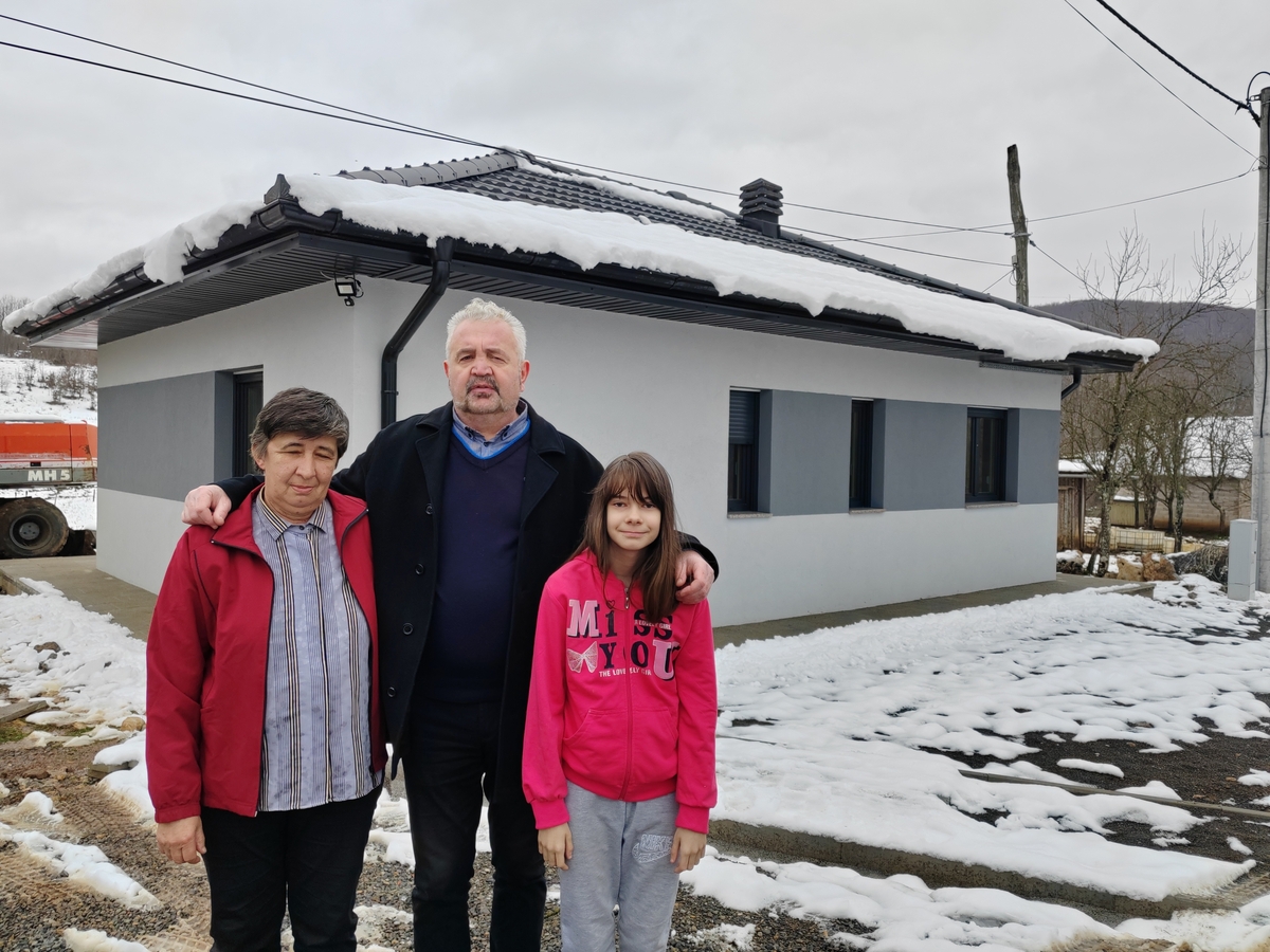 Bogdanka Lavrnja, Berislav Kostelac i Ljiljana pred novim domom sagrađenim zahvaljujući dobrim ljudima / Foto Marin Smolčić