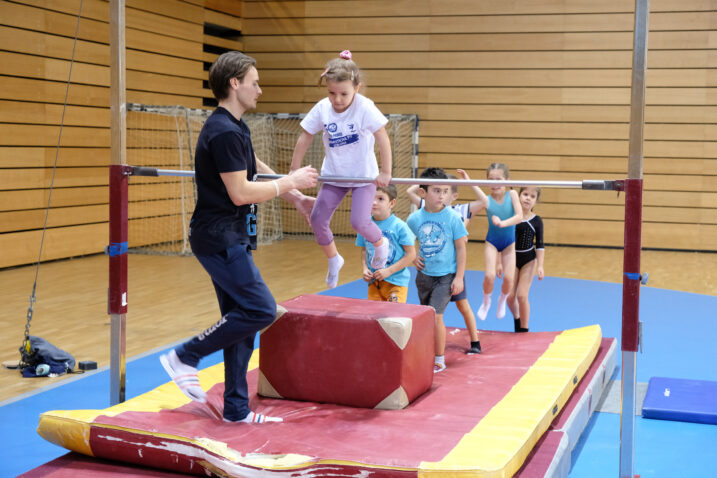 Marko Jovičić s malim gimnastičarima/Foto N. BLAGOJEVIĆ