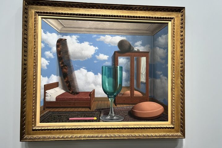 Osobne vrijednosti, René Magritte, djelo iz 1952. prikazuje nadrealnu suprotnost svakodnevnih predmeta postavljenih u preuveličanim proporcijama unutar sobe čiji su zidovi zamijenjeni nebom / Foto Sandra Uskoković