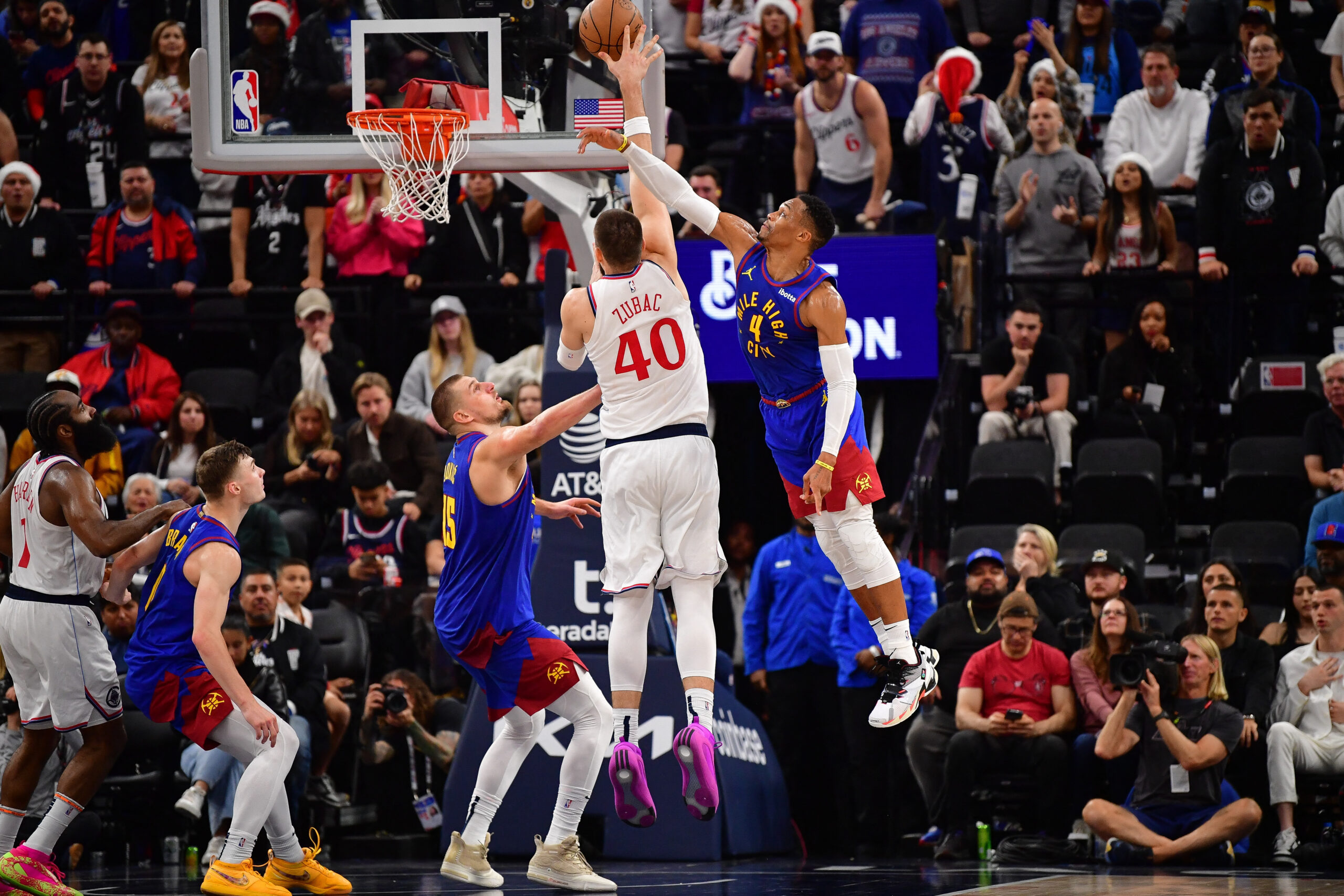 Ivica Zubac poentira kraj Nikole Jokića i Russella Westbrooka/Foto REUTERS