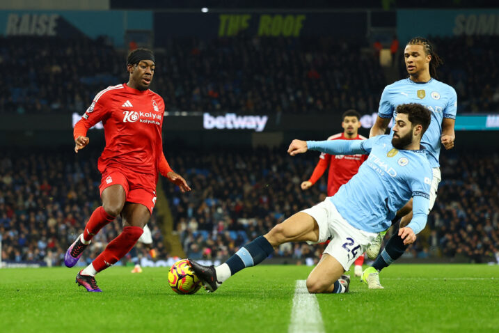 Anthony Elanga (N. Forest) i Joško Gvardiol (Manchester City)/Foto REUTERS