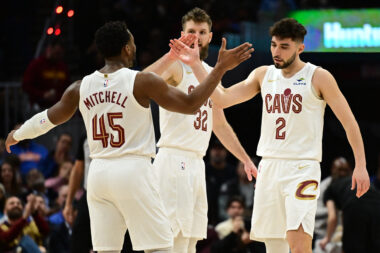 Ty Jerome i Donovan Mitchell (Cleveland)/Foto REUTERS