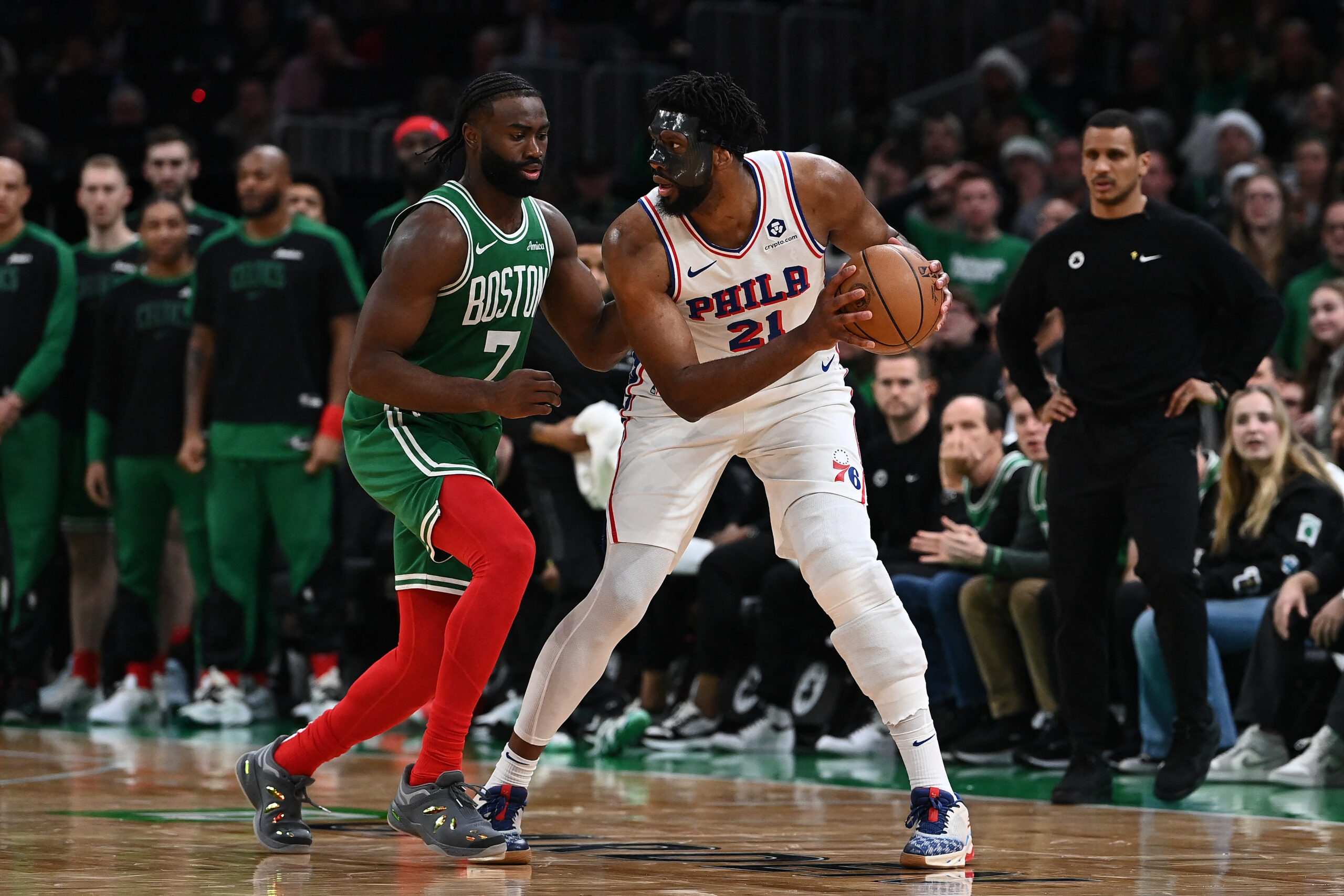 Jaylen Brown i Joel Embiid/Foto REUTERS