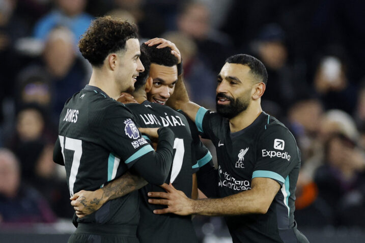 Trent Alexander-Arnold slavi pogodak sa Curtisom Jonesom, Luisom Diazom i Mohamedom Salahom/Foto REUTERS