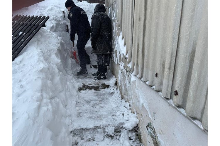 policija pomaže zatrpanima snijegom u Lici