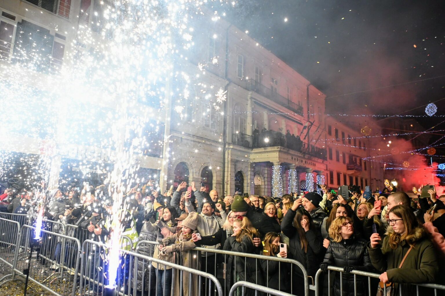 FOTO Sretna Nova 2025.! Rasplesani Riječani dočekali ponoć na Korzu uz