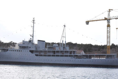 Da su brodograđevni radovi završeni, pokazuje i svečarsko ruho "Galeba" s gala zastavicama od pramca do krme / Foto Sergej DRECHSLER