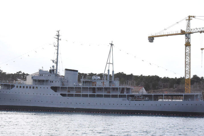 Da su brodograđevni radovi završeni, pokazuje i svečarsko ruho "Galeba" s gala zastavicama od pramca do krme / Foto Sergej DRECHSLER