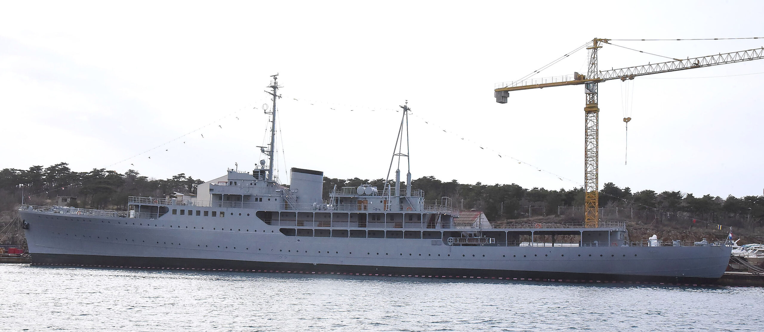 Da su brodograđevni radovi završeni, pokazuje i svečarsko ruho "Galeba" s gala zastavicama od pramca do krme / Foto Sergej DRECHSLER